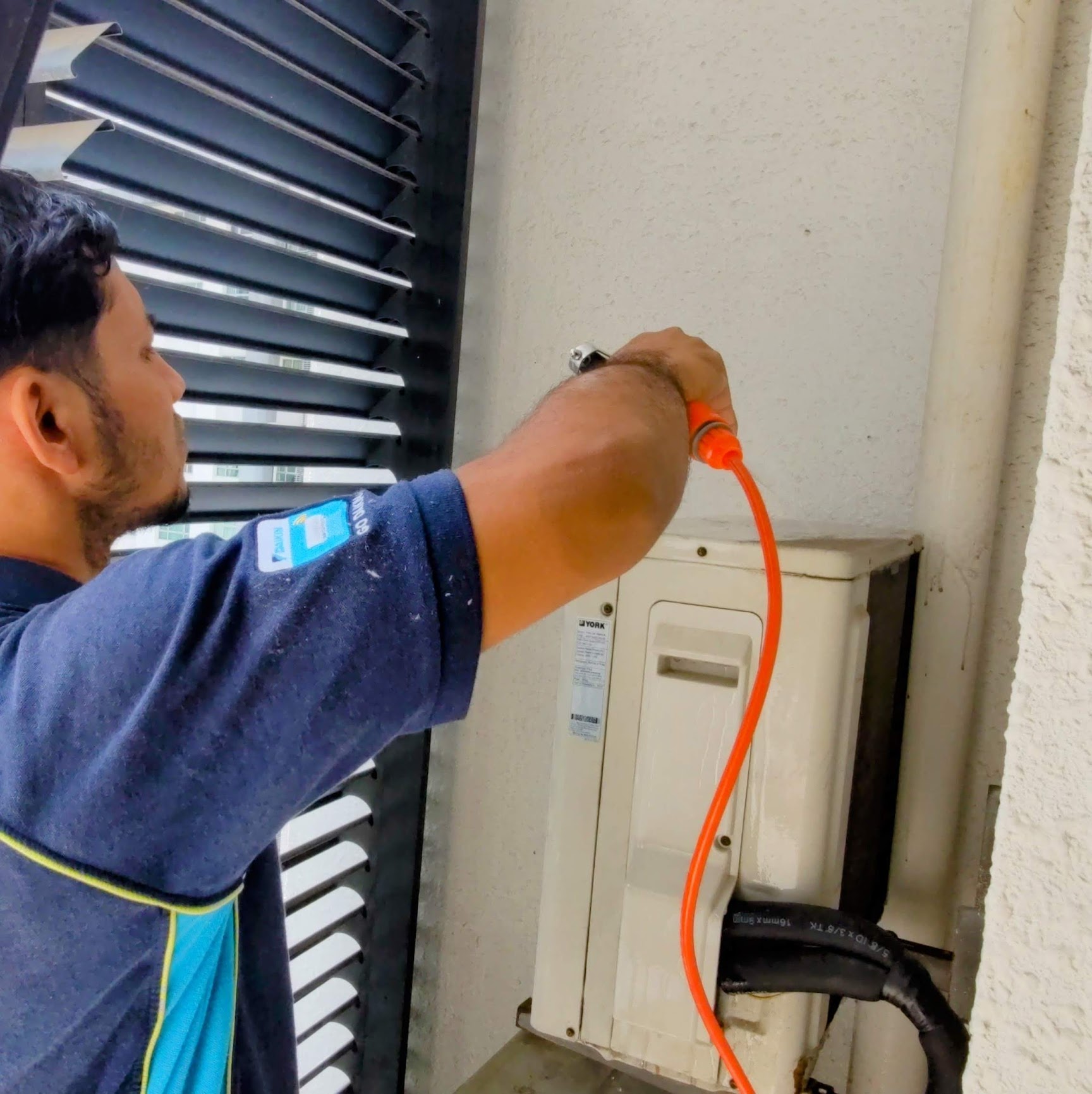 技术人员检查室外冷气机